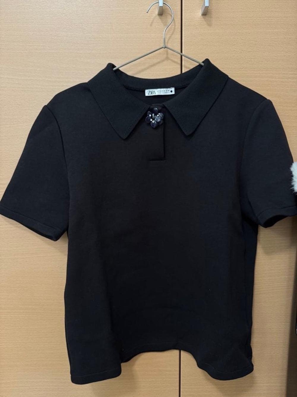 👉🏼LIKE NEW👈🏼 Women’s Black Polo with Floral Embellishment